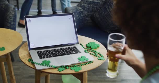 Gemischte Frau Feiert Patrick Day Und Telefoniert Mit Laptop Einer — Stockvideo