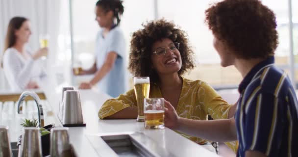 Diverso Grupo Amigos Felices Bebiendo Cervezas Hablando Bar Tiempo Libre — Vídeo de stock