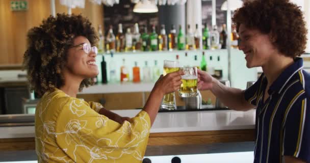 Diverso Grupo Amigos Felices Levantando Vasos Haciendo Brindis Bar Tiempo — Vídeos de Stock