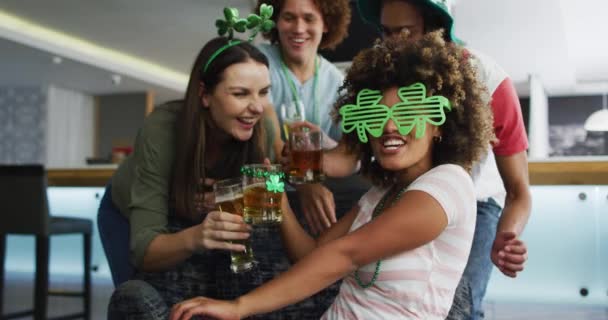 Diverso Grupo Amigos Felices Celebrando Día San Patricio Bebiendo Cervezas — Vídeo de stock