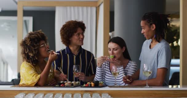 Diverso Grupo Amigos Felices Bebiendo Vino Comiendo Sushi Hablando Bar — Vídeo de stock