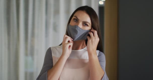 Porträtt Kaukasiska Kvinna Med Rakt Hår Bär Grå Ansiktsmask Och — Stockvideo