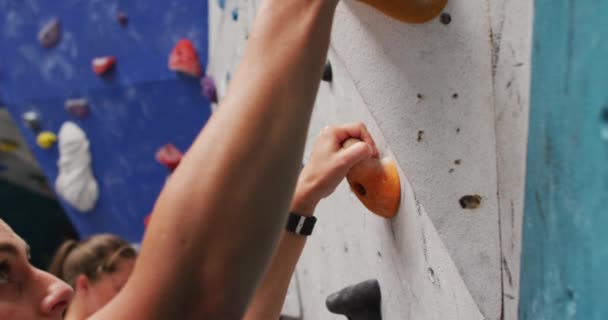 Großaufnahme Kaukasischer Frauen Die Einer Indoor Kletterwand Eine Wand Hochklettern — Stockvideo