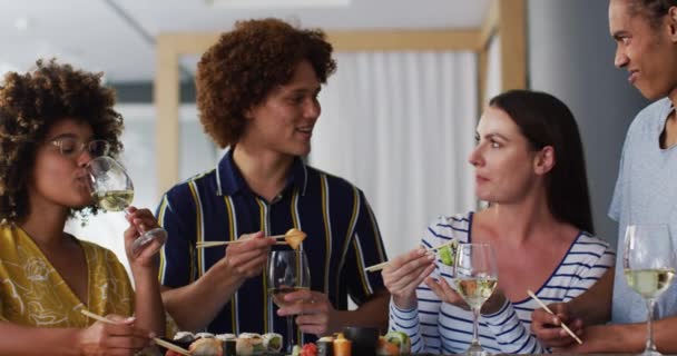 Diverse Fröhliche Freunde Die Wein Trinken Sushi Essen Und Sich — Stockvideo
