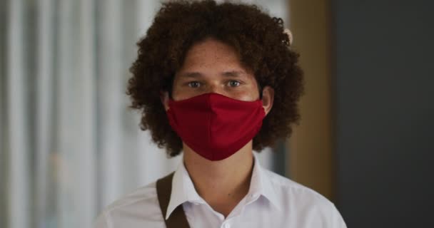 赤いフェイスマスクを身に着けている巻き毛のレースマンの肖像 コロナウイルスが19種のパンデミックを起こし — ストック動画