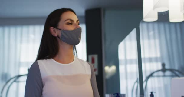 카프카스 안내원 리셉션 데스크에서 마스크를 있어요 코로나 바이러스가 유행하던 기간중 — 비디오