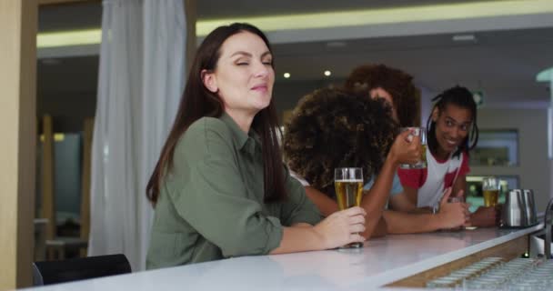 Diversi Gruppi Amici Felici Che Bevono Birra Sorridono Bar Tempo — Video Stock