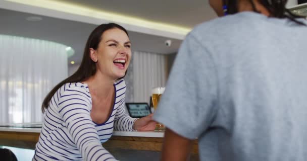 Diverso Grupo Amigos Felices Bebiendo Cervezas Hablando Bar Tiempo Libre — Vídeo de stock