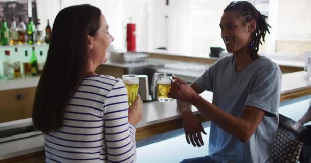Diverse Gelukkige Vrienden Drinken Bier Praten Een Bar Vrije Tijd — Stockvideo