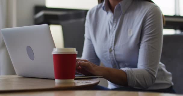 Mujer Caucásica Revisando Papeleo Usando Portátil Oficina Colegas Negocios Trabajando — Vídeos de Stock