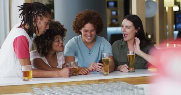 Diverso Grupo Amigos Felices Bebiendo Cervezas Utilizando Teléfono Inteligente Bar — Vídeo de stock