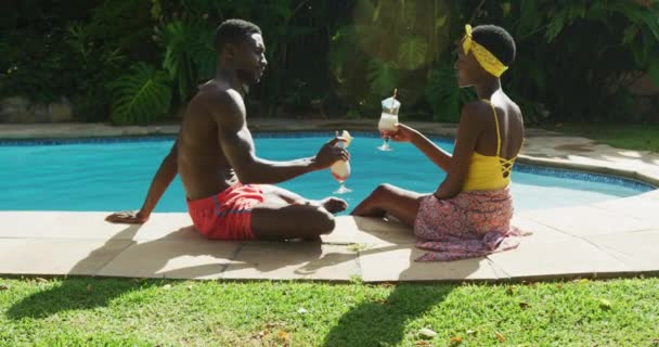 Feliz Casal Afro Americano Sentado Beira Piscina Fazendo Brinde Com — Vídeo de Stock