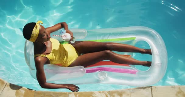 Çekici Afrikalı Amerikalı Kadın Şişme Bir Içecekle Havuzda Güneşleniyor Karantina — Stok video