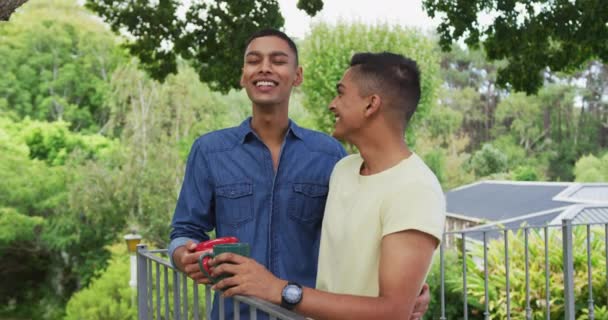 Pareja Masculina Gay Raza Mixta Parada Jardín Bebiendo Tazas Café — Vídeos de Stock