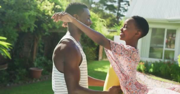 Glad Afrikansk Amerikan Par Kramas Solig Trädgård Stanna Hemma Isolerad — Stockvideo