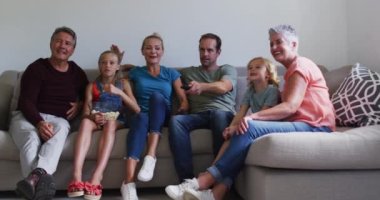 Üç nesildir kanepede oturup televizyon izleyen, patlamış mısır yiyen ve tezahürat yapan heyecanlı beyaz bir aile. Mutlu üç kuşak aile evde birlikte vakit geçiriyor. Evet.