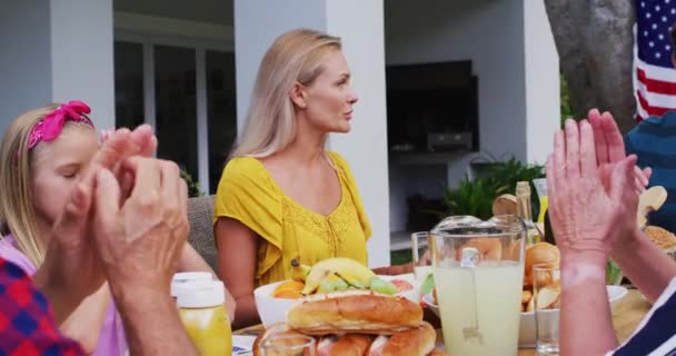 Familia Caucásica Rezando Antes Comer Juntos Jardín Familia Tres Generaciones — Vídeo de stock