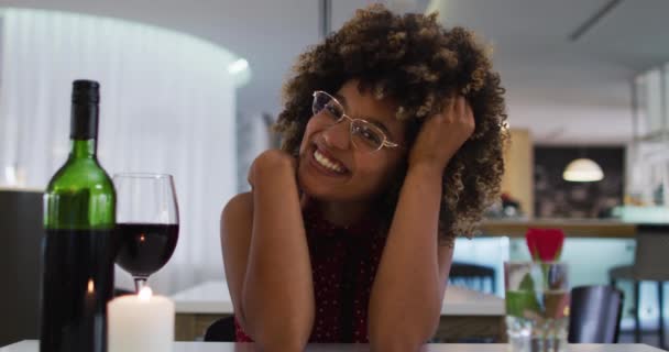 Gemengd Ras Vrouw Die Een Romantisch Diner Zoenen Video Chat — Stockvideo