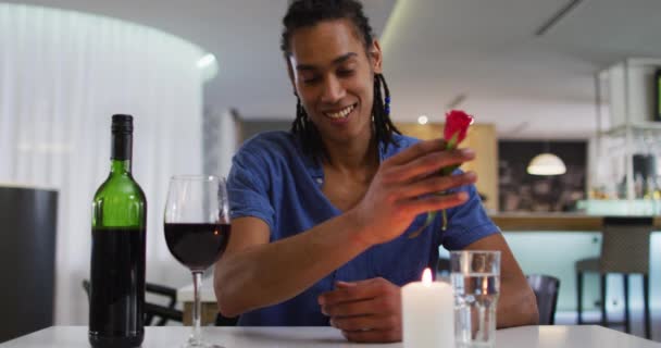식당에서 로맨틱 식사를 카메라와 이야기를 나누었습니다 발렌타인데이를 축하하는 로맨틱 — 비디오