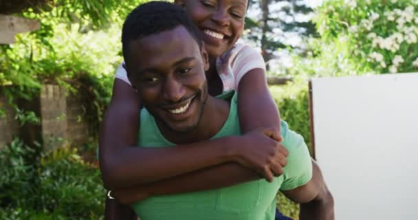 Felice Coppia Afro Americana Divertirsi Cavalcare Giardino Soleggiato Sorridente Stare — Video Stock