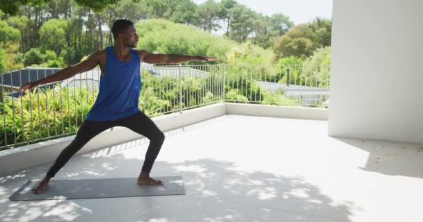 Uomo Afroamericano Che Pratica Yoga Esercitandosi Sulla Terrazza Soleggiata Del — Video Stock