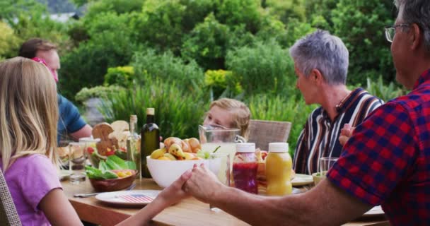 Sonriente Familia Caucásica Tomados Mano Diciendo Gracia Antes Celebrar Comida — Vídeo de stock