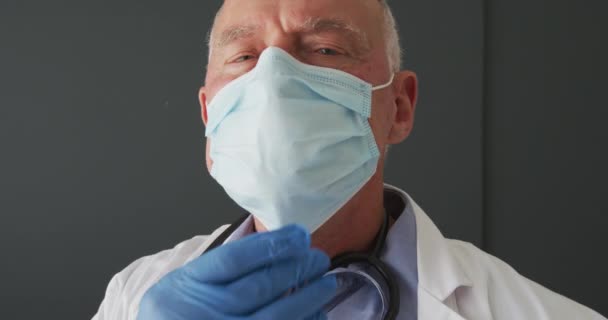 Retrato Médico Masculino Caucasiano Baixando Máscara Facial Sorrindo Conceito Comunicação — Vídeo de Stock
