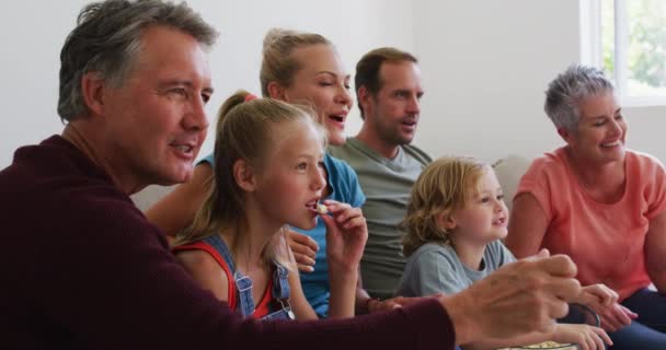 Vzrušená Bělošská Rodina Tří Generací Sedící Gauči Dívající Televizi Jásající — Stock video