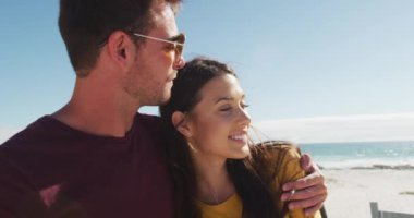 Kumsal arabasında oturup konuşan mutlu beyaz bir çift. Yaz tatili gezisinde plaj durağı.