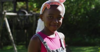 Paskalya tavşanı kulağı takan Afrikalı Amerikalı bir kız kardeşiyle bahçede yumurta avına çıkıyor. Aile Paskalya 'yı birlikte geçirir. Karantina süresince evde tecrit altında kalırlar..