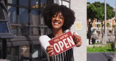 Mutlu Afro-Amerikan bayan kafe çalışanı açık tabela ve gülümsüyordu. küçük bağımsız iş.