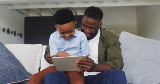 Afroamerikanischer Vater Und Sohn Benutzen Gemeinsam Ein Digitales Tablet Während — Stockvideo