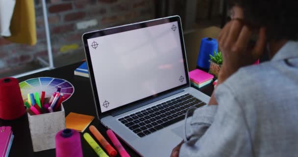 Mulher Afro Americana Sentada Café Usando Laptop Sorrindo Nómadas Digitais — Vídeo de Stock