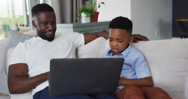 Afrika Amerika Ayah Dan Anak Menggunakan Laptop Bersama Sama Tinggal — Stok Video