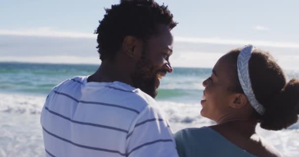 Afrykańska Amerykańska Para Uśmiecha Się Przytula Rozmawia Plaży Zdrowy Wypoczynek — Wideo stockowe