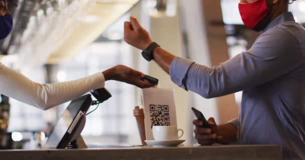 Homem Raça Mista Dando Trabalhadora Afro Americana Café Seu Smartwatch — Vídeo de Stock