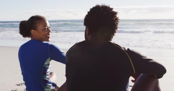 Afrika Kökenli Amerikalı Bir Çift Sahilde Konuşuyor Oturuyor Tatil Deniz — Stok video