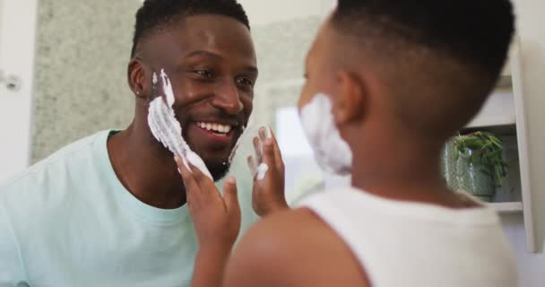 Afro Américain Garçon Mettre Crème Raser Sur Visage Son Père — Video