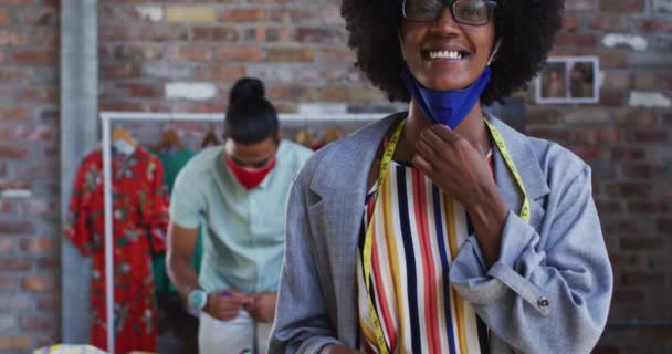 Счастливая Африканская Американка Модельер Смотрит Камеру Улыбается Независимый Бизнес Креативного — стоковое видео