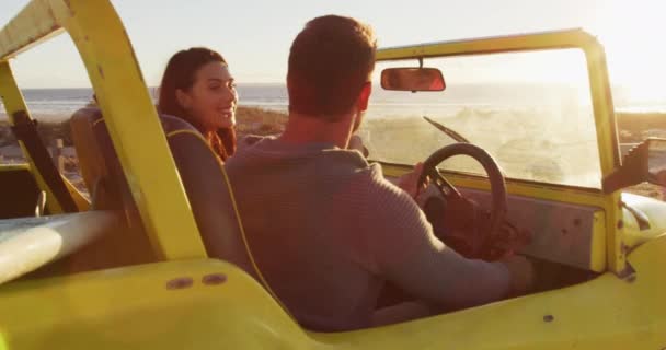 Feliz Casal Caucasiano Sentado Buggy Praia Pelo Mar Falando Parada — Vídeo de Stock