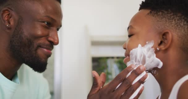 Padre Afroamericano Poniendo Crema Afeitar Boca Hijo Riendo Juntos Permanecer — Vídeo de stock