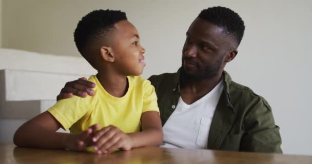 Pai Filho Afro Americanos Usando Tablet Digital Juntos Ficar Casa — Vídeo de Stock