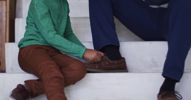 Père Fils Afro Américains Assis Dans Les Escaliers Parlant Souriant — Video