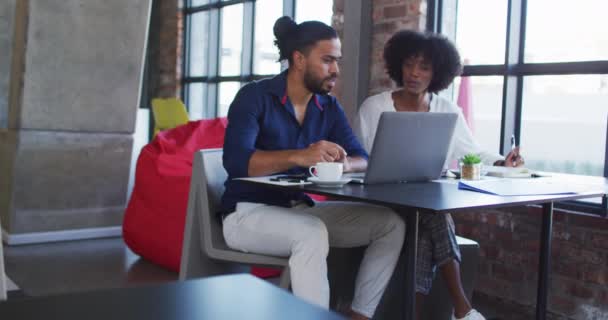 Pareja Diversa Sentada Una Mesa Café Bebiendo Café Usando Ordenador — Vídeos de Stock