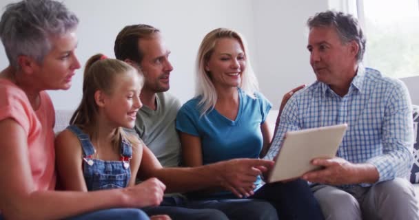 Des Parents Grands Parents Petite Fille Caucasiens Souriants Assis Sur — Video