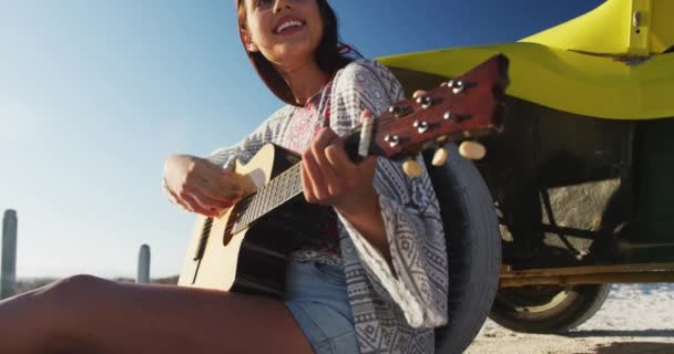 코카서스 해변의 마차에 앉아서 기타를 연주하는 휴가철의 휴가철 — 비디오