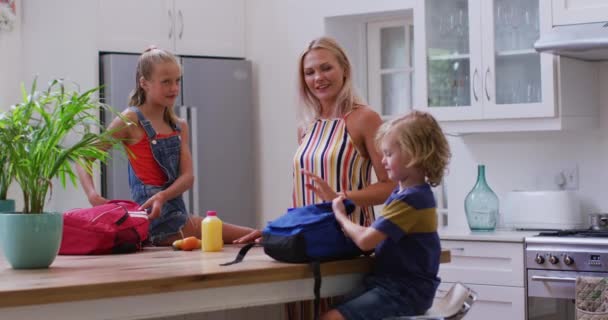 Feliz Madre Caucásica Cocina Preparando Bolsas Escolares Chocando Los Cinco — Vídeo de stock