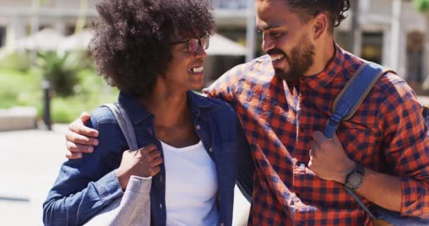 Pareja Diversa Caminando Por Calle Tomados Mano Sonriendo Hablando Nómadas — Vídeos de Stock