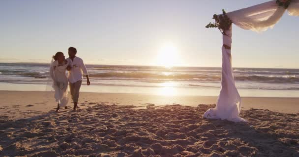 Pareja Afroamericana Enamorada Casarse Caminando Por Playa Atardecer Matrimonio Amor — Vídeos de Stock