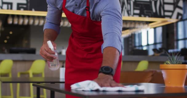 Trabajador Café Masculino Raza Mixta Que Usa Mascarilla Desinfectante Pequeña — Vídeos de Stock